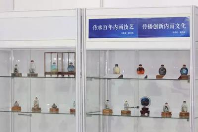 2017第十三届文博会冬季工艺美术精品展开幕 青年内画手艺人万欢携新作品参展_文化_网